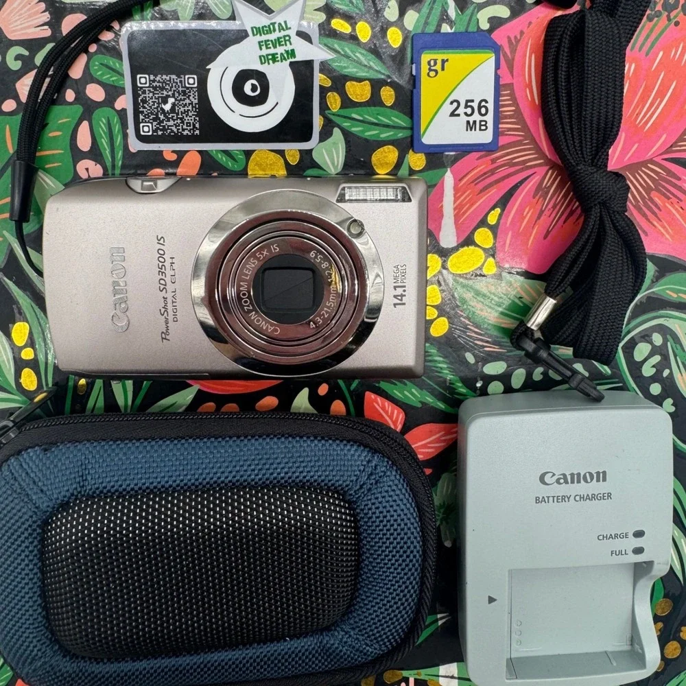 Canon PowerShot SD3500 IS Digital ELPH 14.1MP Camera Silver Bundle